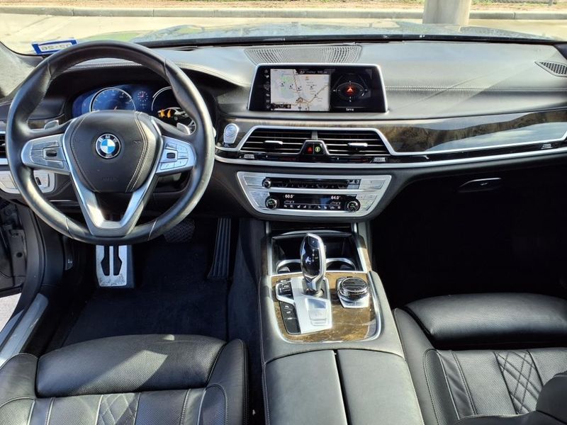 2017 BMW 750i 750iImage 4