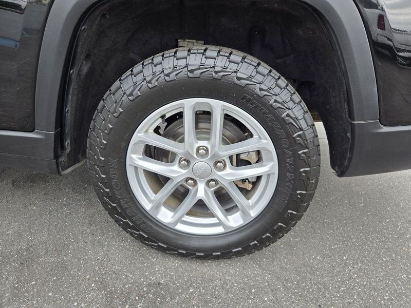 Used 2024 Jeep Grand Cherokee L Laredo X 4x2