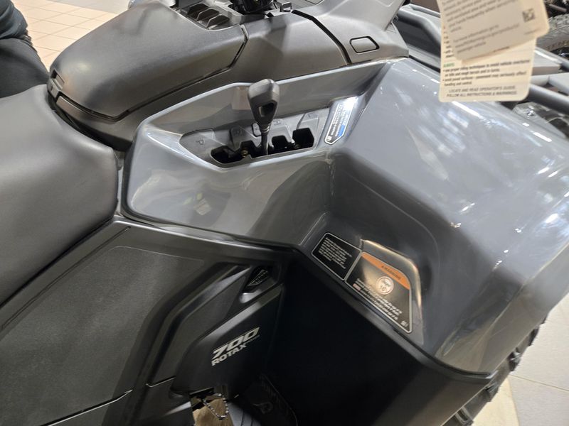 2025 Can-Am OUTLANDER 700 GRANITE GRAY Image 16