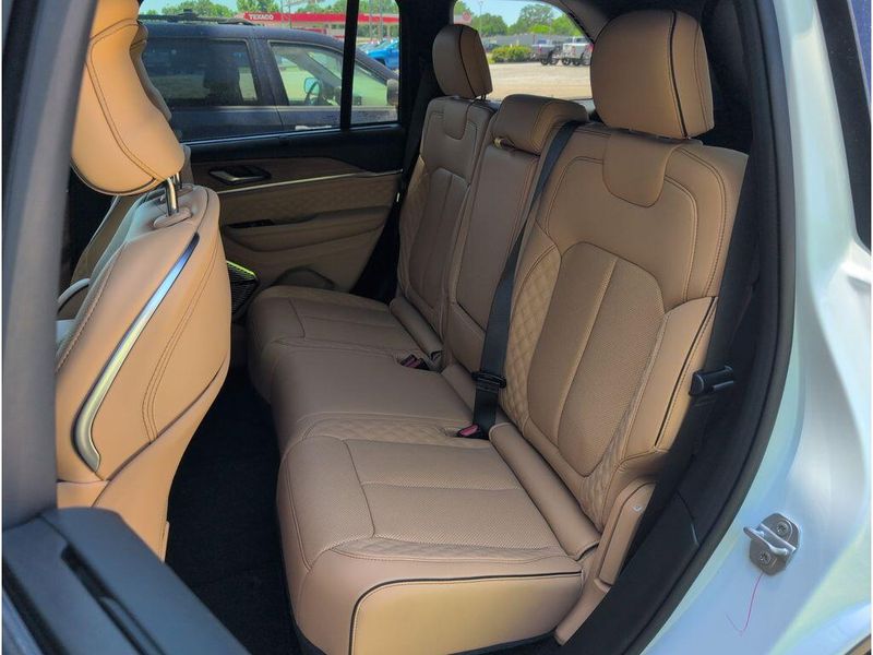 New 2026 Jeep Grand Cherokee Summit 4x4Image 32