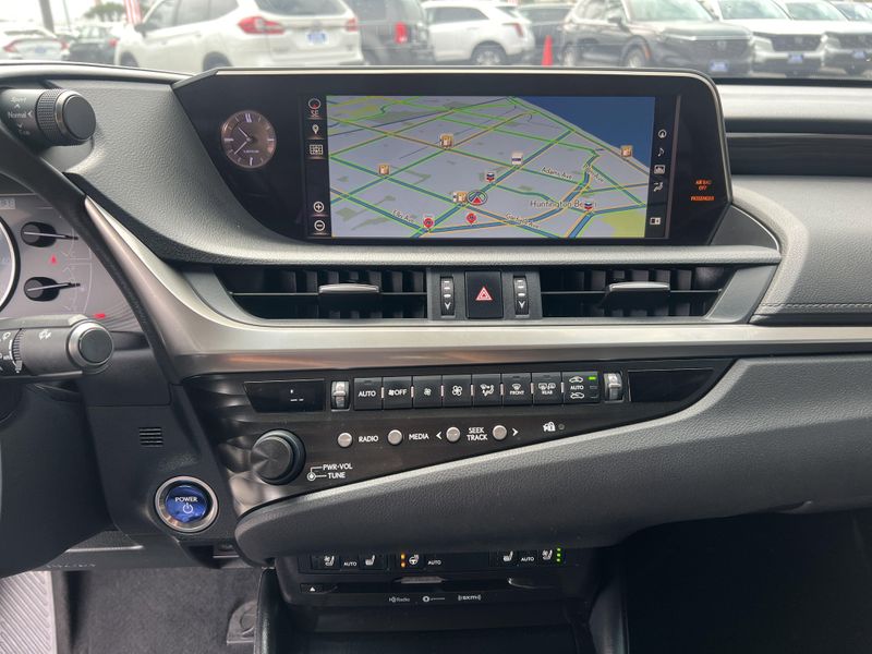 2019 Lexus ES 300hImage 14