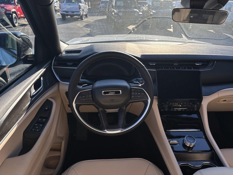 New 2025 Jeep Grand Cherokee L Limited 4x4Image 24