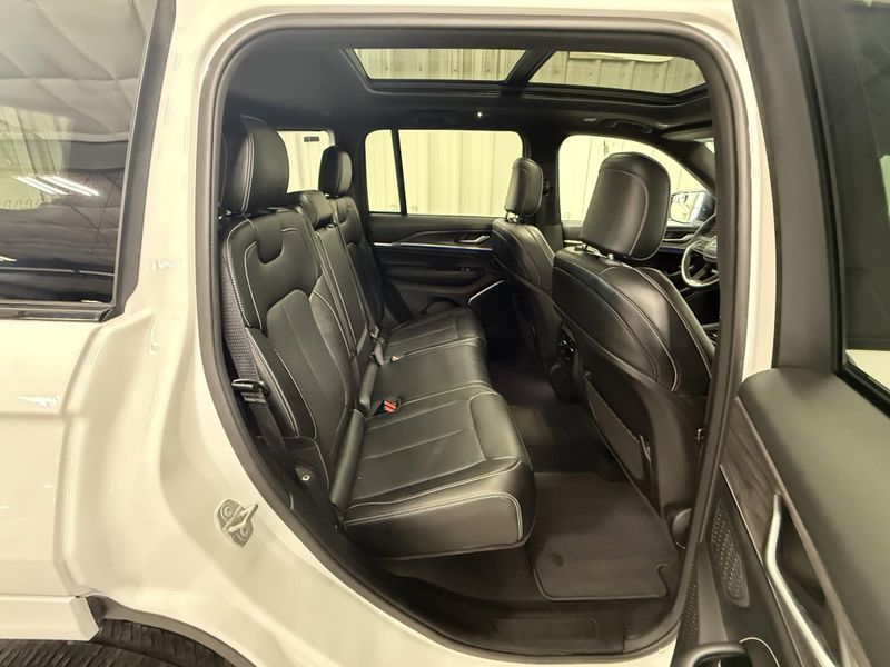 Used 2023 Jeep Grand Cherokee OverlandImage 12