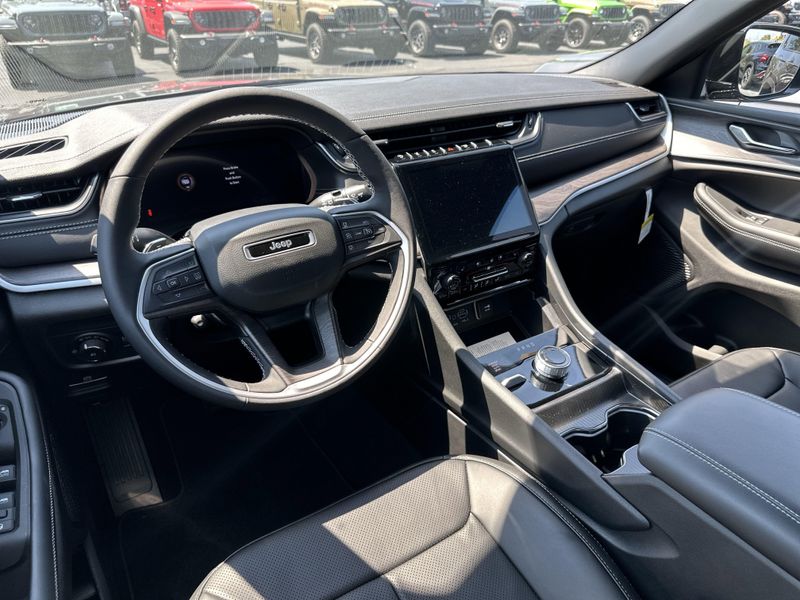 New 2025 Jeep Grand Cherokee L Limited 4x4Image 18