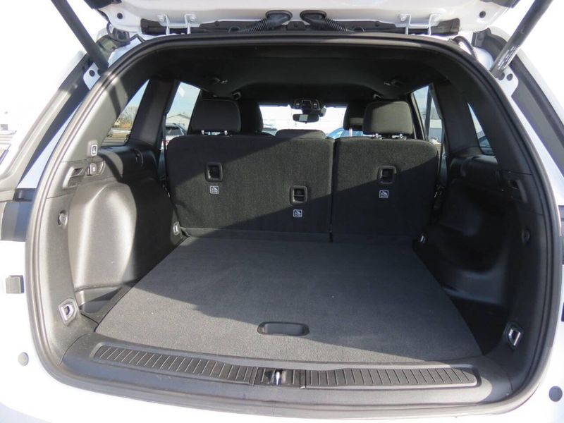 Used 2024 Jeep Grand Cherokee Laredo 4x4 4dr SUVImage 12