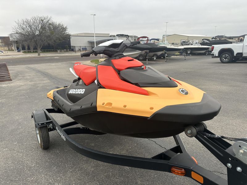 2025 SEADOO SPARK FOR 3 CONVENIENCE PACKAGE WITH SOUND SYSTEM SUNRISE ORANGE AND DRAGON RED Image 4