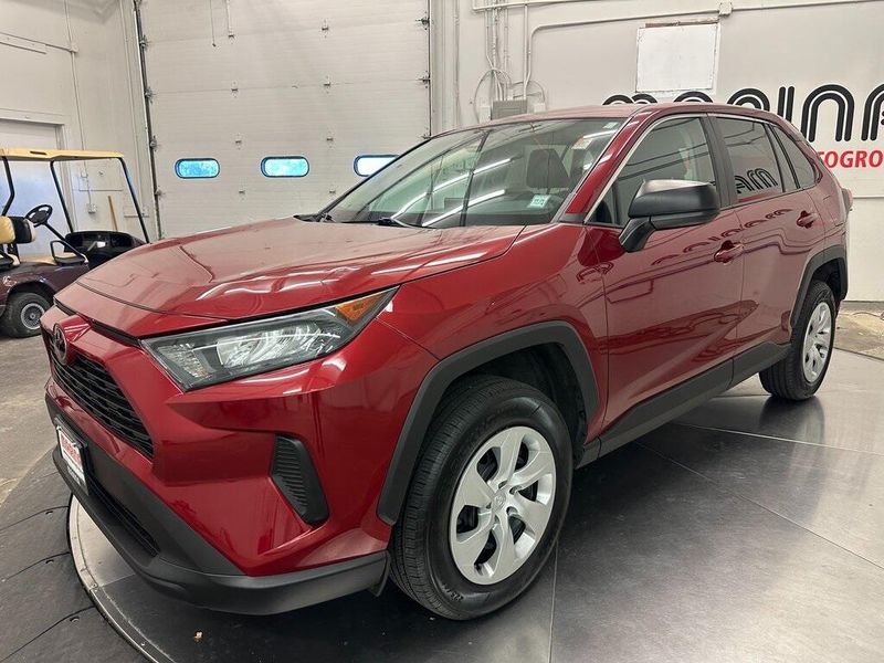 2022 Toyota RAV4 LE photo 3