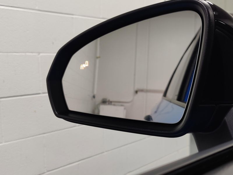 Used 2025 Volkswagen Taos SE Black AWD w/SunroofImage 9