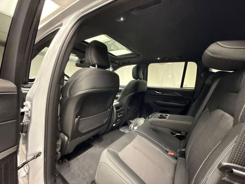 New 2025 Jeep Grand Cherokee Laredo X 4x4Image 17