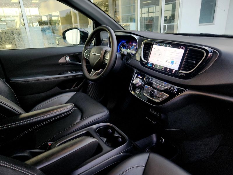 Used 2025 Chrysler Pacifica Select
