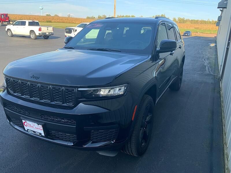 2025 Jeep Grand Cherokee Altitude photo 3