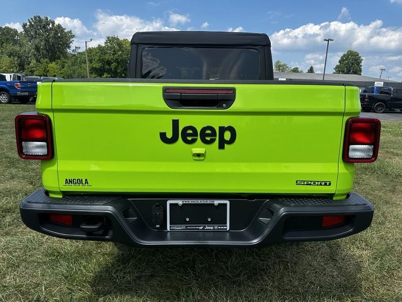 2021 Jeep Gladiator Sport photo 4