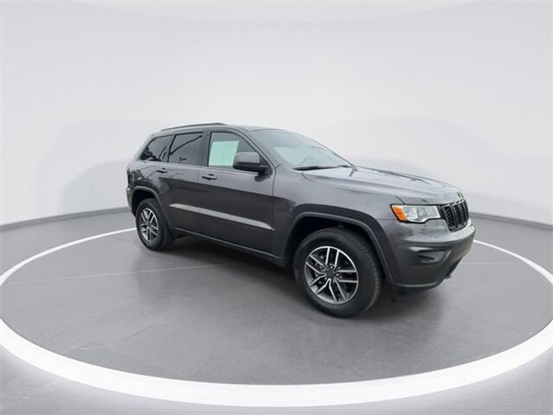 2020 Jeep Grand Cherokee Laredo E photo 2