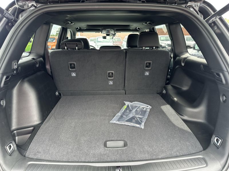 New 2025 Jeep Grand Cherokee Laredo X 4x4Image 13