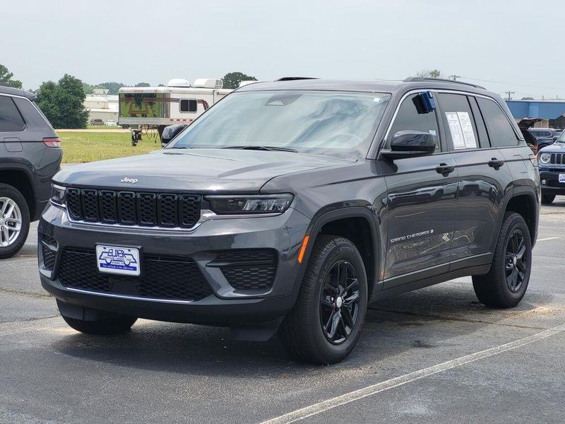 2025 Jeep Grand Cherokee LaredoImage 3