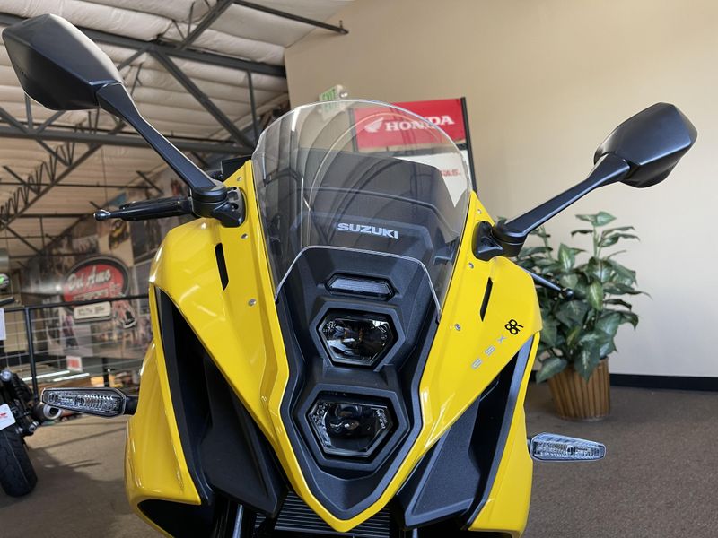 2025 Suzuki GSX-8R Image 3
