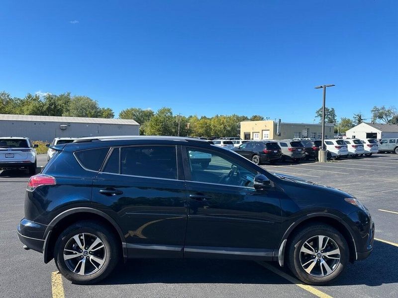 2017 Toyota RAV4 XLE photo 5