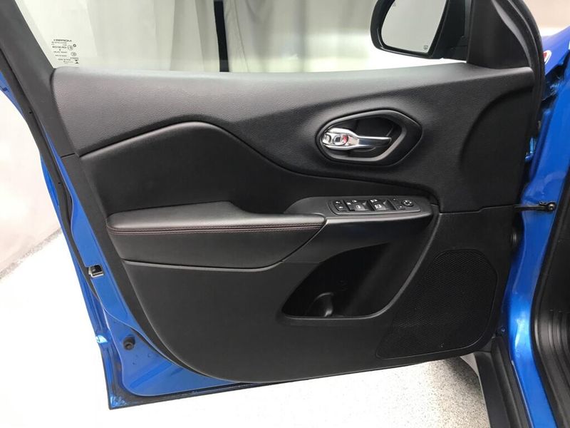 Used 2019 Jeep Cherokee TrailhawkImage 8