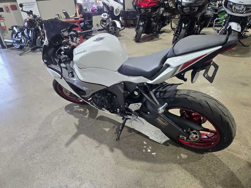 USED 2025 KAWASAKI NINJA ZX6R BASE Image 4