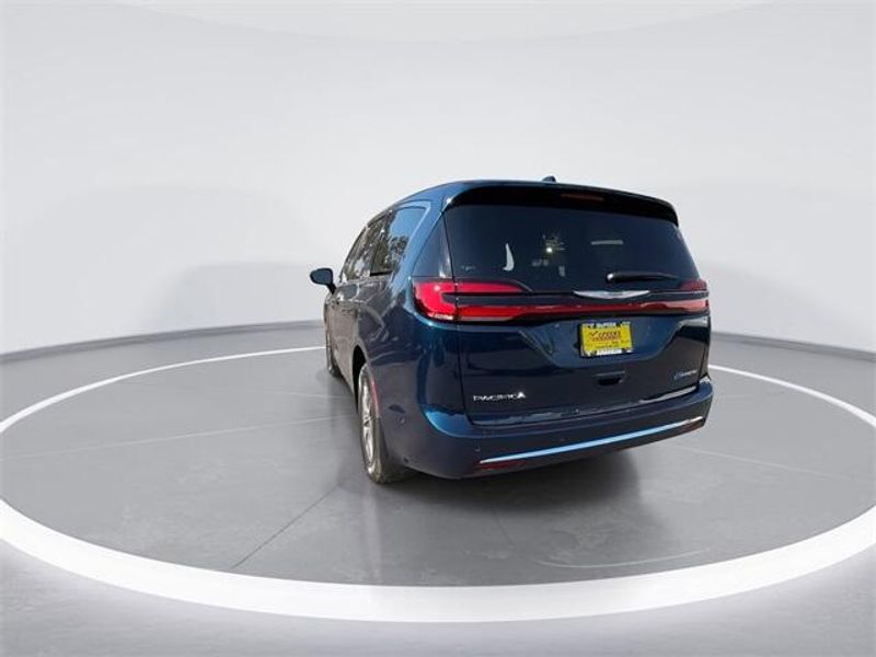 2025 Chrysler Pacifica Plug-in Hybrid SelectImage 7