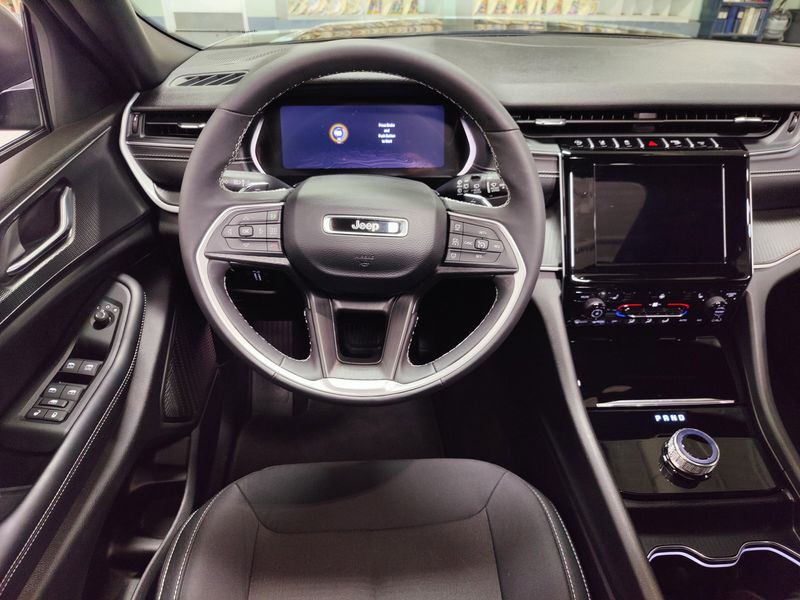 Used 2024 Jeep Grand Cherokee Laredo X Lux Tech V6 4x4Image 17