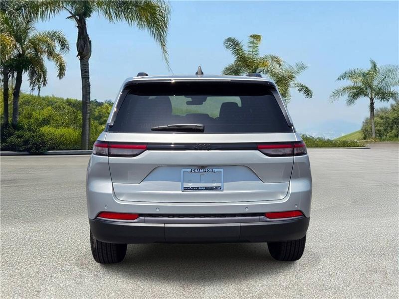 New 2026 Jeep Grand Cherokee Laredo Altitude 4x2