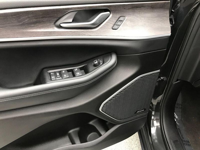 Used 2023 Jeep Grand Cherokee LimitedImage 3