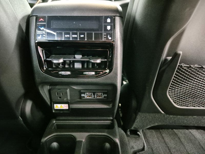 New 2025 Jeep Grand Cherokee L Limited 4x4Image 9