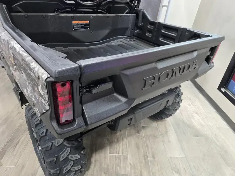 2025 Honda PIONEER 10006 CREW DELUXE Image 11