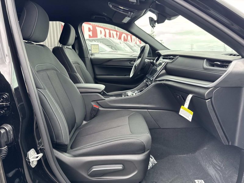 New 2026 Jeep Grand Cherokee L Laredo 4x2