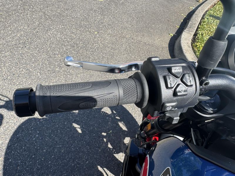 2026 Triumph Trident 660 Triple Tribute - SAPPHIRE BLACK - COBALT BLUE 