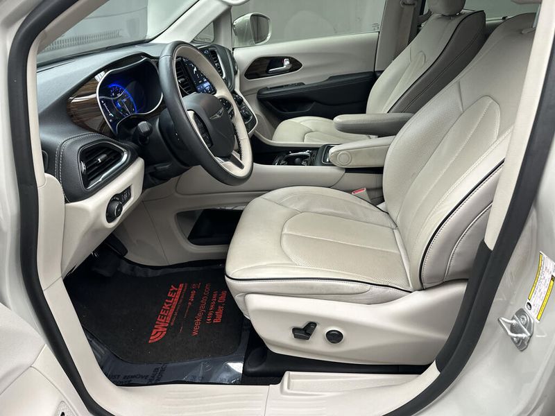 Used 2021 Chrysler Pacifica LimitedImage 4