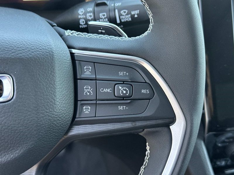 New 2026 Jeep Grand Cherokee Laredo X 4x2