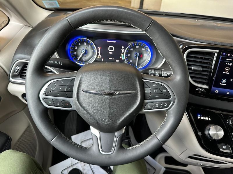 2022 Chrysler Pacifica Touring LImage 2