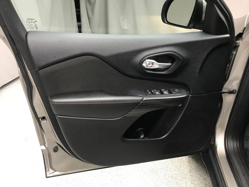 Used 2016 Jeep Cherokee LatitudeImage 3