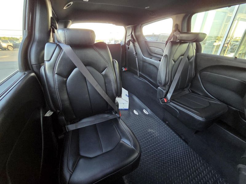 Used 2025 Chrysler Pacifica Select