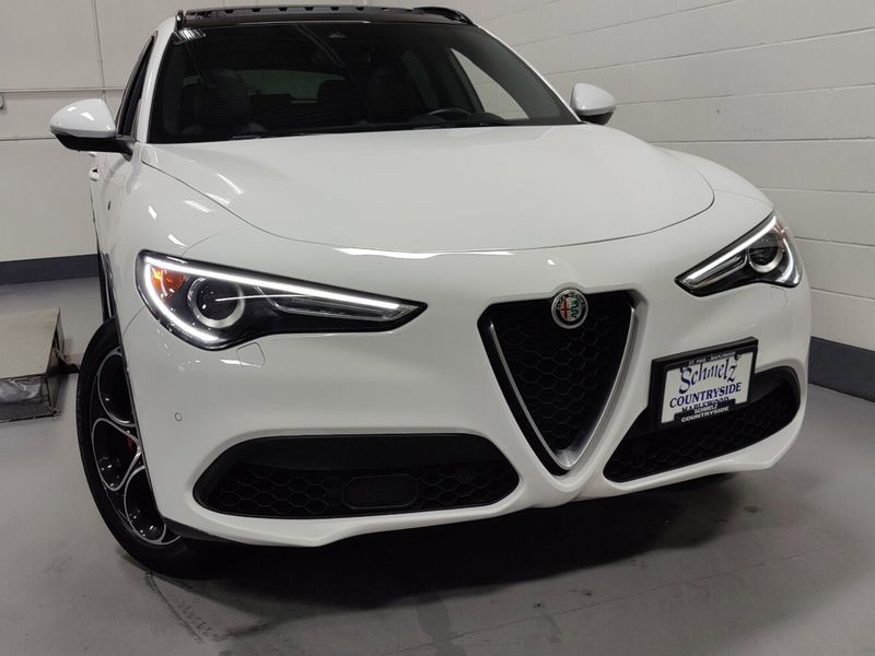 2022 Alfa Romeo Stelvio Ti Premium AWD w/Sunroof & NavImage 3