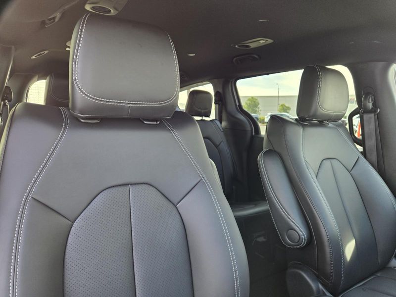 New 2026 Chrysler Pacifica Select FWD