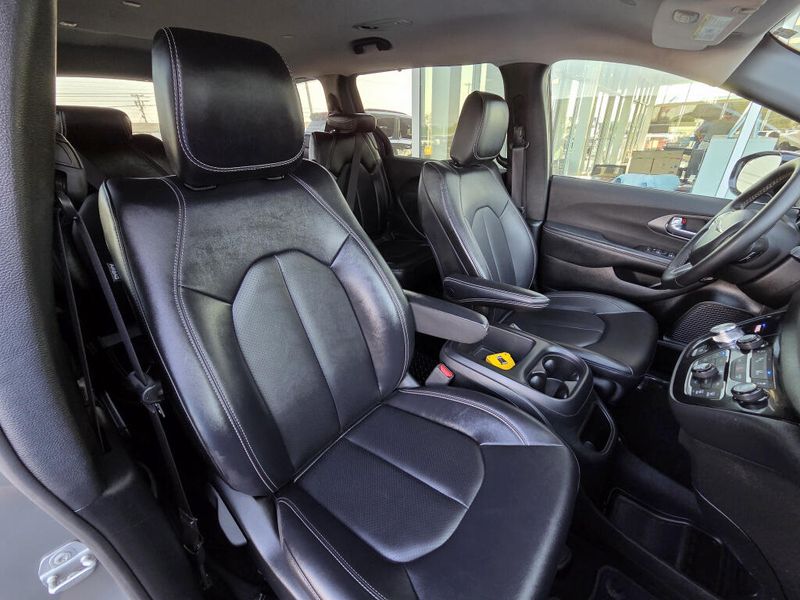 Used 2025 Chrysler Pacifica Select