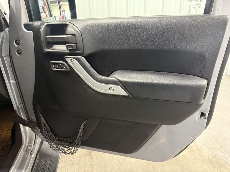 Used 2014 Jeep Wrangler Unlimited SaharaImage 8