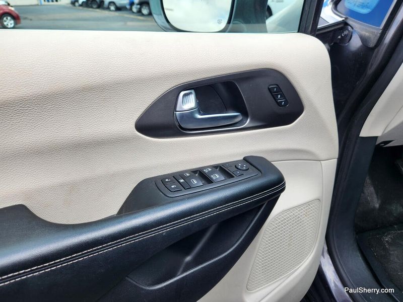 Used 2022 Chrysler Pacifica Touring L