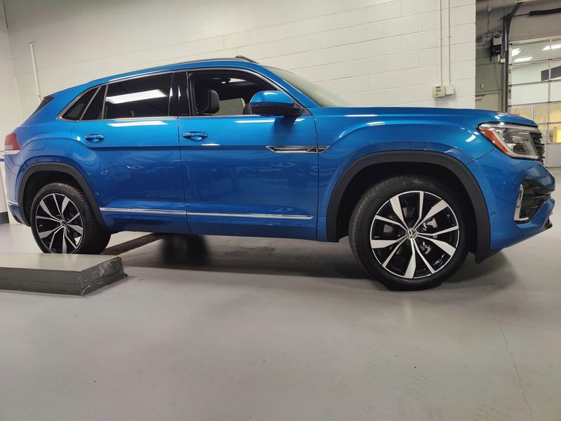 Used 2025 Volkswagen Atlas Cross Sport SEL Premium R-Line AWDImage 3