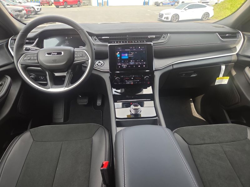 2025 Jeep Grand Cherokee Altitude photo 10