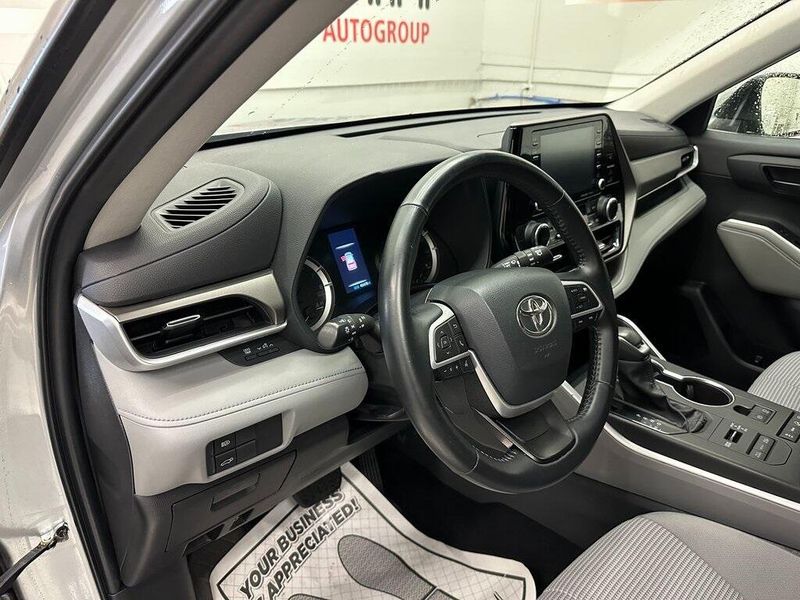 2022 Toyota Highlander LEImage 19