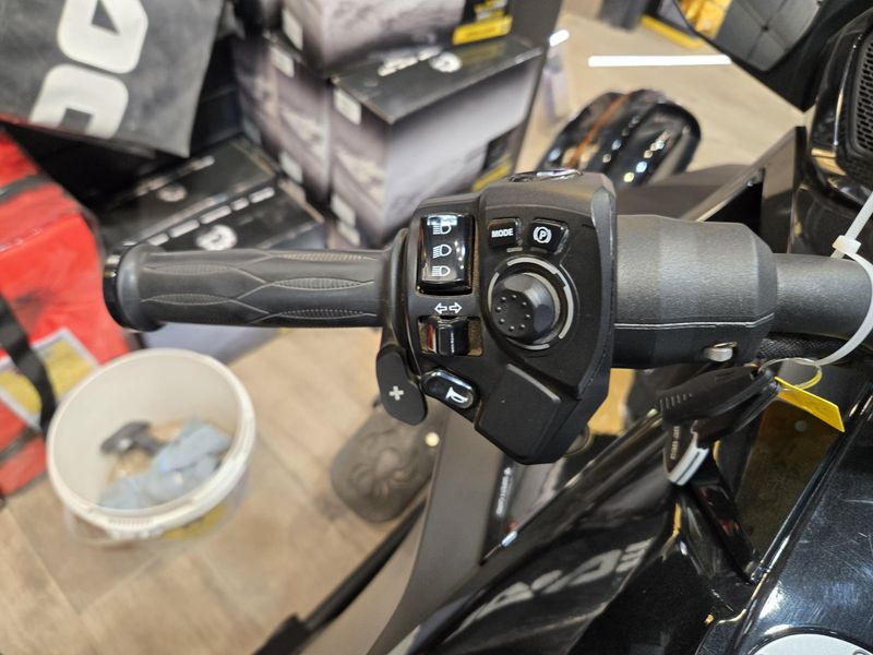 USED 2018 CAN-AM SPYDER F3T Image 9