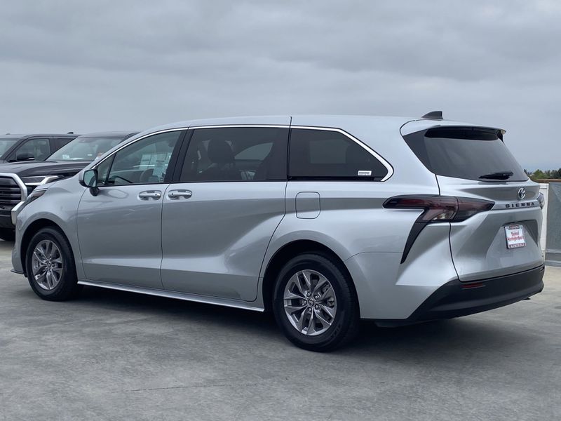 2024 Toyota Sienna LEImage 6