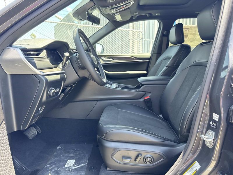 New 2026 Jeep Grand Cherokee Laredo Altitude 4x2