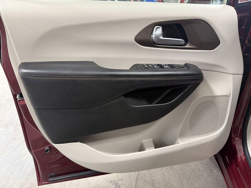Used 2018 Chrysler Pacifica Touring LImage 18