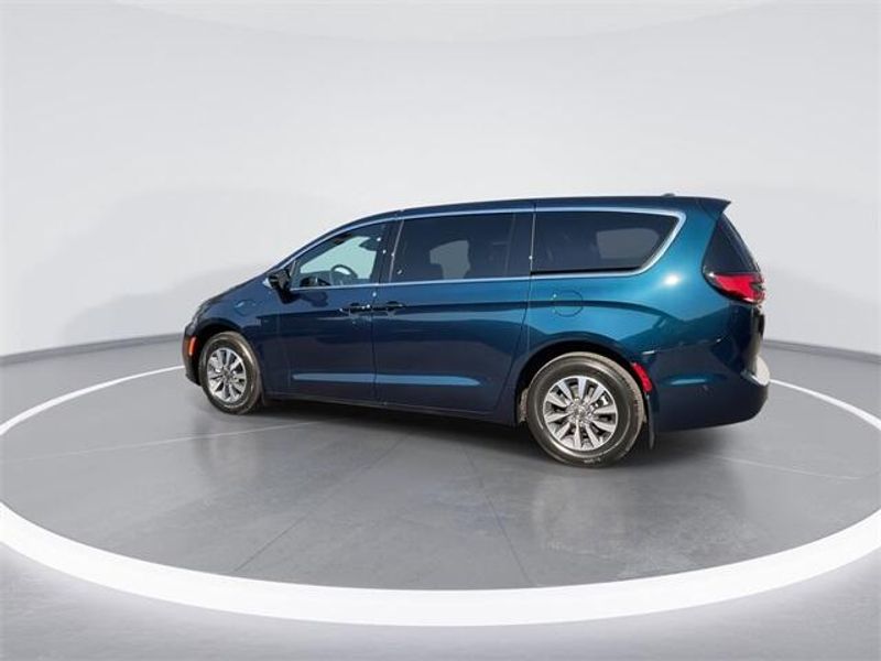 2025 Chrysler Pacifica Plug-in Hybrid SelectImage 6