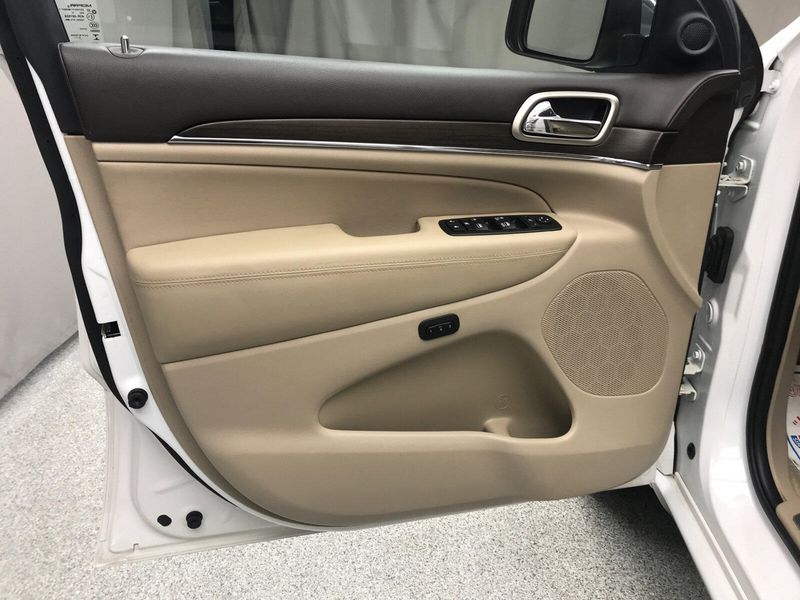Used 2016 Jeep Grand Cherokee OverlandImage 3